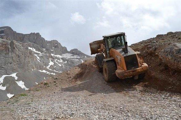 <div>BERN sözleşmesi ile koruma altında bulunan, dünyanın ötmeyen tek kurbağa türü olan Toros Kurbağası’nın (Rana Holtzi) yaşadığı Bolkar Dağları’ndaki Karagöl’e, bir grup arazi tipi araç ve motosikletlerle girince, yol Kaymakamlık tarafından kapatıldı. Kaymakam Ferhat Atar, göl çevresinde denetimlerin artacağını söyledi.</div>

<div> </div>
