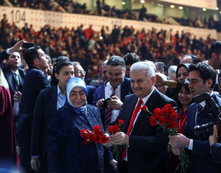 <p>Salonda, ‘Yıkılmadık, yıkılmayacağız, aksine biz daha yeni başlıyoruz’, ‘Türkiye’nen meselesi gençlerin meselesidir’ pankartları dikkat çekti. </p>