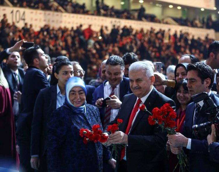 <p>Salonda, ‘Yıkılmadık, yıkılmayacağız, aksine biz daha yeni başlıyoruz’, ‘Türkiye’nen meselesi gençlerin meselesidir’ pankartları dikkat çekti. </p>
