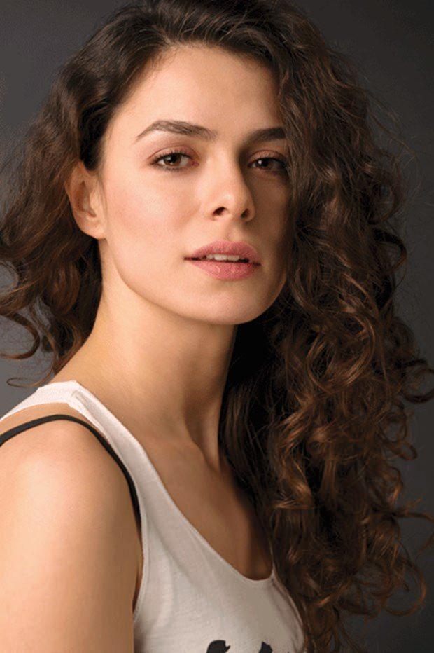 <p>Özge Özpirinççi</p>
