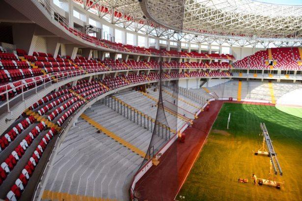 <p>Stadın tribünlerinin UEFA kriterlerine uygun şekilde oldukça dik yapıldığına değinen Aydın, bu nedenle tribünlerin seyir ve ambiyans açısından iyi olacağına işaret etti.</p>
<p> </p>