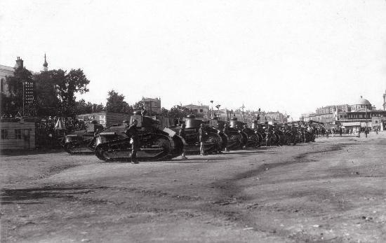 <p> Yıl 1920, Fransız işgal kuvvetleri 14 Temmuz ulusal bayramlarını Taksim’de kutluyor</p>
