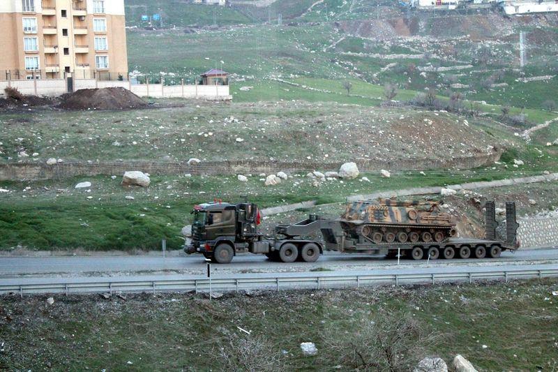 <p>Şırnak'ın çevresinde de yoğun güvenlik önlemleri alındı. Cudi, Gabar, Namaz Dağı ve Bestler Dereler bölgesinden PKK'lıların sızabileceği muhtemel noktalar askerler tarafından kontrol ediliyor.</p>

<p> </p>
