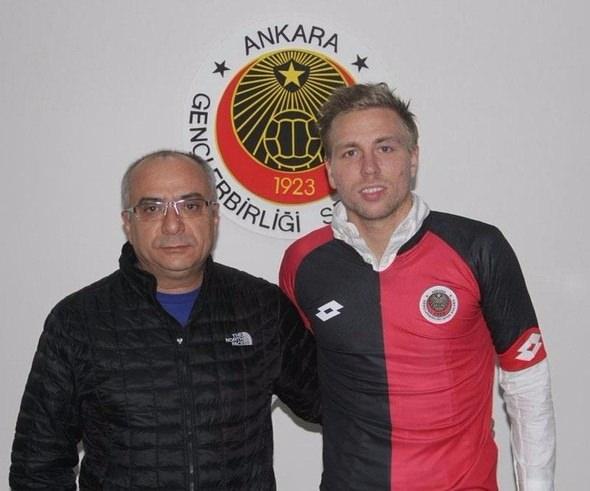 <p><strong>JONATHAN RING</strong><br />
<br />
Kalmar'dan ayrıldı. Bonservisi elinde. Gençlerbirliği'ne 2.5 yıllık imza attı.</p>
