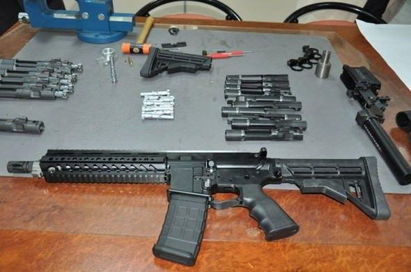 <p>3 YENİ MİLLİ TÜFEK</p>
<p>Türk mühendis ve işçisi tarafından geliştirilen ve dünyadaki emsallerinden çok daha üstün özelliklere sahip 3 farklı tip tüfeğin seri üretimi için çalışmalarda sona gelindi. Milli imkanlarla geliştirilen MPT-55 piyade tüfeği ve KNT-76 keskin nişancı tüfeğinin seri üretimine bu yıl, modern makineli tüfeğin seri üretimine ise gelecek yıl sonunda geçilmesi planlanıyor.</p>