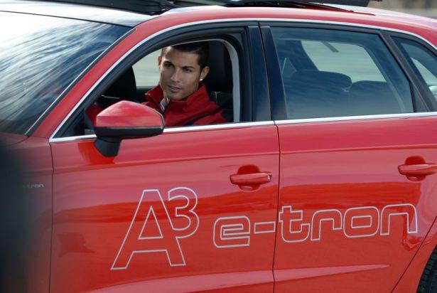 <p> Anahtar tesliminden önce arabalara bisiklet ile statik testi, futbol topuyla da refleks ve koordinasyon testi yapan futbolcular, basın mensuplarının karşısında eğlenceli bir zaman geçirdi.</p>