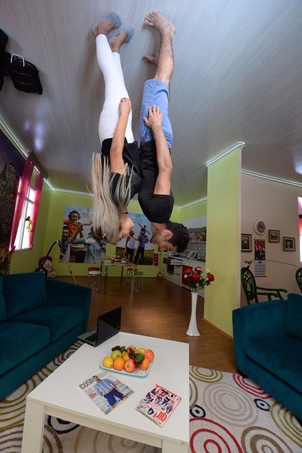 <p>Ziyaretçiler çektikleri fotoğrafı 180 derece çevirdikleri zaman sanki kendileri tavanda asılı eşya da tabanda gibi görünüyor " ifadelerini kullandı.</p>
<p> </p>