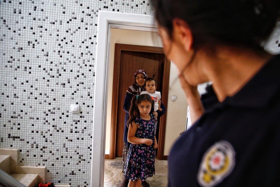 <p>Şubede görevli 10 yıllık polis memuru Sezen Çınar, Hakkari'deki başarılı çalışmaları dolayısıyla çevik kuvvetin "Dişi Rambo"su olarak anılan 2 çocuk annesi Melek Kaplan ve meslektaşlarına savunma eğitimi veren Songül Karabulut'un bir gününü, Anadolu Ajansı ekibi görüntüledi.</p>

<p> </p>
