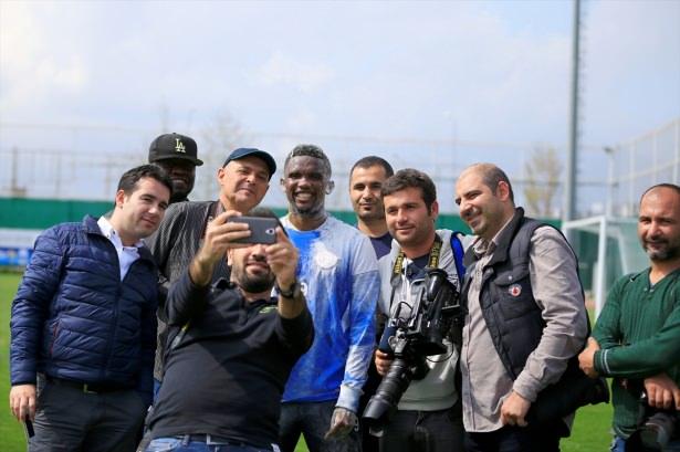 <p>Eto’o, antrenmanı takip eden basın mensupları ile de fotoğraf çektirdikten sonra soyunma odasının yolunu tuttu.</p>