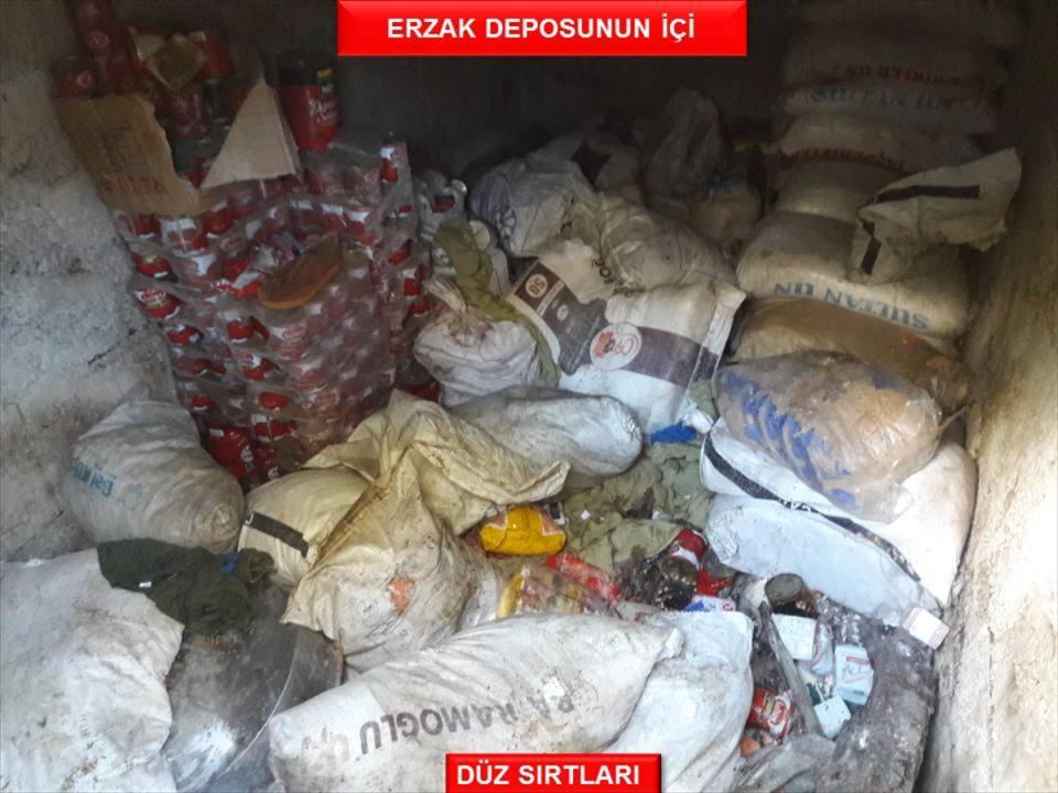 <p>Güvenlik güçleri, ele geçirilen yaşam malzemeleri ve 1 adet el yapımı patlayıcı ile tuzaklanmış aracı imha etti.</p>
<p> </p>