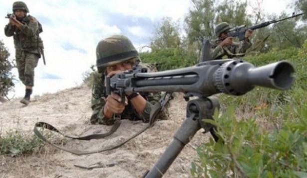 <p>TBMM’de kabul edilen son yasayla, bedelli askerlik uygulamasıyla birlikte ‘zorunlu askerlik’ prensibinde devrim niteliğinde bir düzenlemeye daha gidildi. Henüz askerlik hizmetini yerine getirmemiş yükümlülerin de TSK’ya doğrudan ‘sözleşmeli er’ olarak katılabilmelerinin önü açıldı. Böylece ‘zorunlu askerlik’ sisteminden ‘maaşlı profesyonel askerlik’ sistemine geçişte en büyük adım atılmış oldu.</p>
<p> </p>
