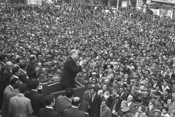 <p><strong>Devlet Bakanı ve Başbakan Yardımcısı Necmettin Erbakan 09 Nisan 1976'da Bolu'da halka hitap ederken... </strong>​</p>
