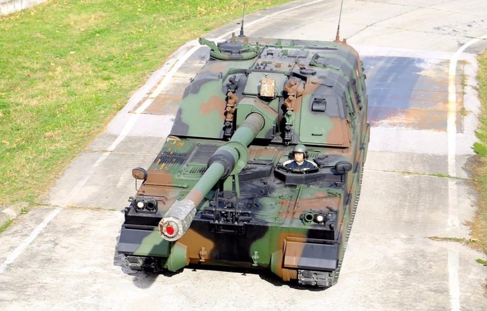 <p>Türk Silahlı Kuvvetleri'nin yıllar içinde ihtiyacını önemsediği ve sonunda tamamen yerli üretimine geçtiği FIRTINA obüsleri, son yıllarda terör örgütleri PKK, PYD ve DAEŞ'e karşı caydırıcı özelliğe sahip.</p>
<p> </p>
<p> </p>