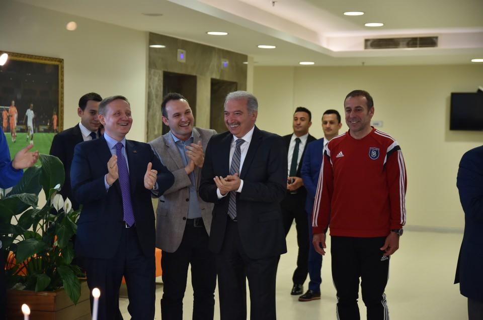 <p>Mevlüt Uysal "30 Mart 2014" Yerel Seçimlerinde 190,906 seçmenden 92,559’unun oyunu alarak ikinci kez "Başakşehir Belediye Başkanlığı"na seçildi. </p>

<p> </p>

