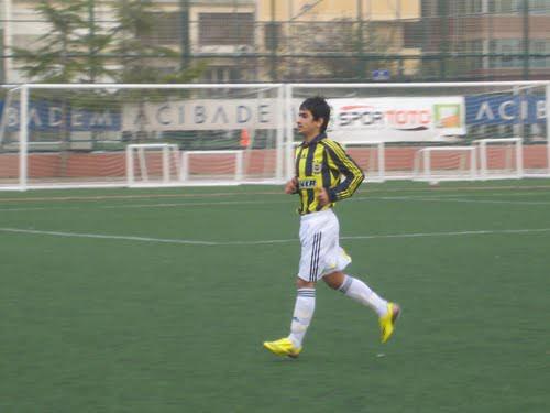 HÜSEYİN RÜZGAR: Sol bekte oynayan Hüseyin, henüz 1995 doğumlu... "Ben futbolcu olmak istiyorum. Ne olur İstanbul'a götür" diye yalvaran Hüseyin, büyük hayaline kavuşmak üzere...