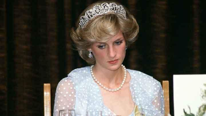 <p>Stili, yardımseverliği, duruşu ve zarafetiyle seksenli yıllara damga vuran Prenses Diana, dev bir sergiyle anılacak.</p>
