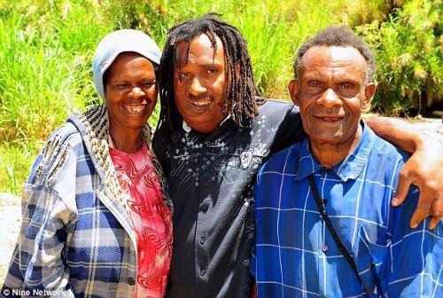 <p>Tıbbi tedavisi i&ccedil;in Sidney'e getirilen Wesley tam 30 ameliyat ge&ccedil;irdi. Ayrıldığı k&ouml;y&uuml;nden tedavi i&ccedil;in 22 yıl boyunca ailesinden uzakta Sidney'in banliy&ouml;lerinde yaşadı.&nbsp;</p>
