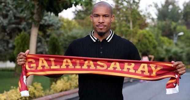 <p><strong>Selçuk - Do Jong - Tolga</strong></p>

<p>Kadrolara bakarsak Galatasaray'ın ciddi bir değişikliğe gideceğini düşünüyorum. Üç orta sahaya geçecekler. De Jong, Selçuk ve Tolga üçlüsüne geçerler, tutarsa böyle devam ederler. Beşiktaş maçının başı gibi başlamak isteyecektir Galatasaray.</p>
