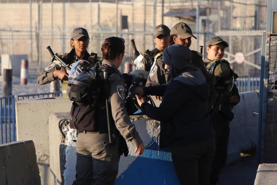 <p>&Ccedil;oğunluğu kadınlardan oluşan Filistinliler, sabahın erken saatlerinden itibaren Ramallah ile Kud&uuml;s'&uuml; ayıran Kalendiye sınır noktasında ge&ccedil;ti.&nbsp;</p>
