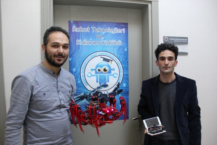 <p>Şüpheli paket ve bubi tuzağı gibi bombalı olaylarda büyük avantaj sağlayıp can kaybı ve yaralanmaları önleyebilecek "Örümcek Robot" ile insanlar açısından tehlike arz eden kimyasal olaylara da müdahale edilmesi amaçlanıyor.</p>