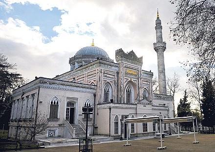 Yıldız Camii: 1884-86 yıllarında inşa edilen Yıldız Camii, son dönem Osmanlı eserlerinden eşsiz bir yapıt. Planı dönemin padişahı II. Abdülhamid'e ait. Caminin içindeki tahta kafesler de yine Sultan'ın eseri. Eser, planı bir padişah tarafından çizilen tek cami. Ayrıca Peygamber Efendimiz'in miraca yükseldiği mekân olan Mescid-i Aksa'ya benzemesi de dikkat çekiyor.
