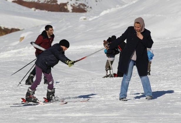<p>Gençlik ve Spor Hizmetleri İl Müdürü Reşit Güldal, Hakkari'deki en önemli sosyal eğlencelerden birinin kayak olduğunu söyledi. </p>