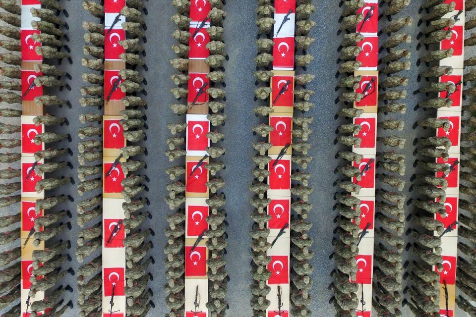 <p>Ardından 414 güvenlik korucusu silah başında yemin etti. </p>
