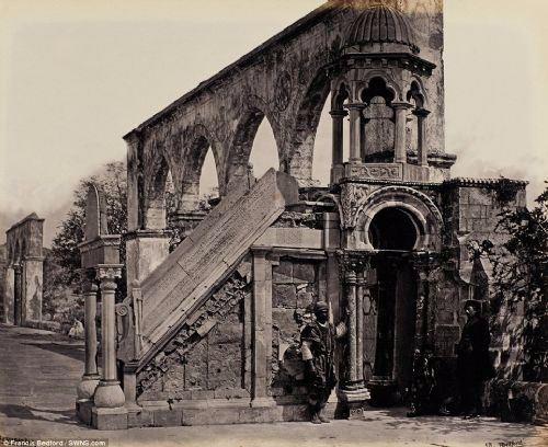 <p>19. yüzyıldan kalma Mescid-i Aksa, Kudüs, Müslüman ve Yahudilere ait yapı ve günlük yaşamını gözler önüne seren bin fotoğraftan oluşan koleksiyon bir milyon sterline satıldı. </p>

<p> </p>
