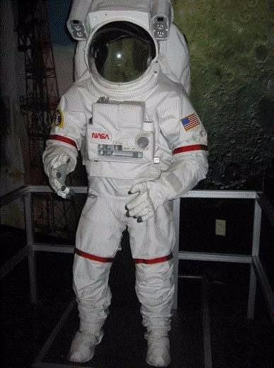 <p>Armstrong Limiti olarak bilinen yükseklik limiti yerden 19 kilometredir. Bu limitten sonra astronot kıyafeti giymek gerekmektedir. Eğer giyilmeyecek olursa, vücuttaki su, vücut sıcaklığında kaynamaya başlayacaktır.</p>