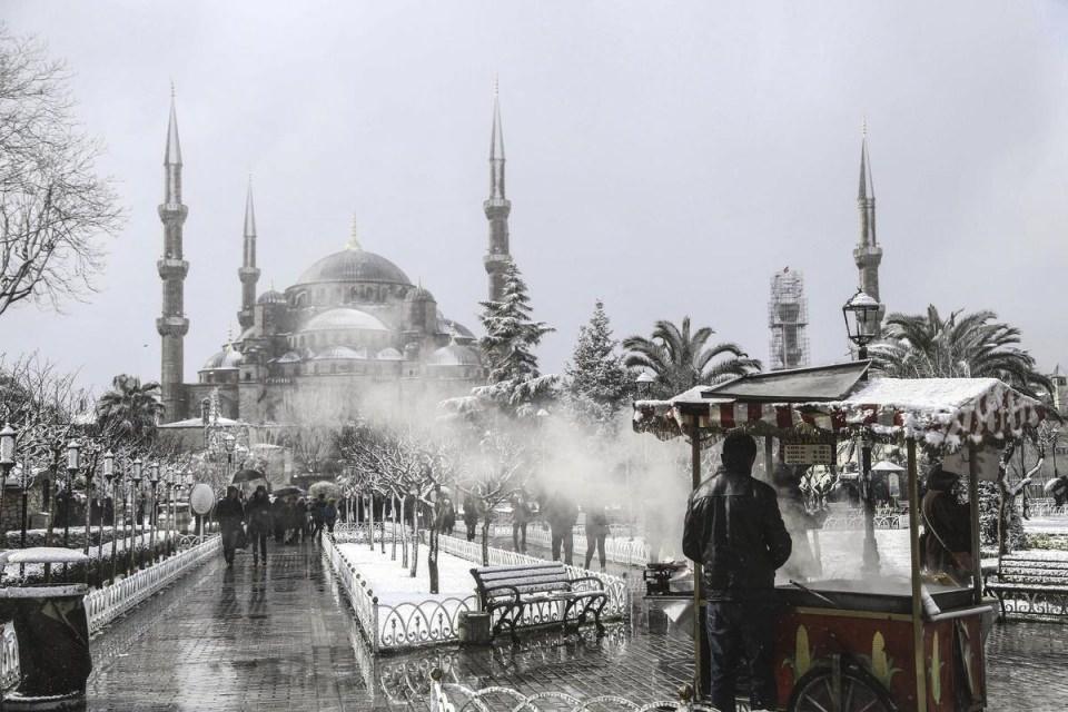 <p> İstanbul'da sabah saatlerinden itibaren etkili olan kar yağışı beraberinde güzel manzaralar oluşturdu</p>
