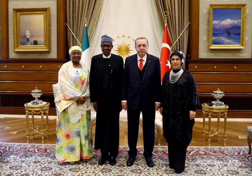 <p>Cumhurbaşkanı Recep Tayyip Erdoğan, Cumhurbaşkanlığı Külliyesi'nde Nijerya Cumhurbaşkanı Muhammadu Buhari onuruna resmi öğle yemeği verdi. </p>

<p> </p>
