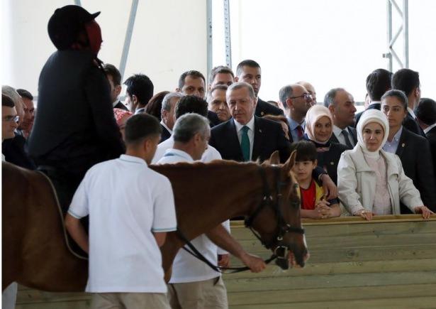 <p>Açılışın ardından Cumhurbaşkanı Erdoğan ve eşi Emine Erdoğan, çocukların tedavi gördüğü Hippoterapi Merkezi’ne geçti. Burada çocuklarla tek tek sohbet eden Cumhurbaşkanı Erdoğan ve eşi Emine Erdoğan tedavide kullanılan atlara havuç yedirdi. </p>
