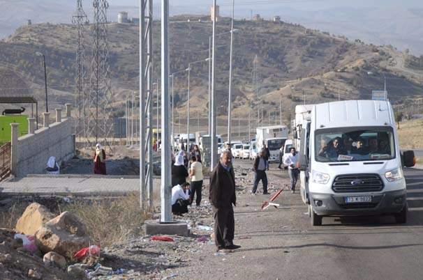 <p>Broşürlerde de vatandaşlara, patlayıcılara karşı dikkatli olmaları uyarısında bulunuldu. Ayrıca, ev ve iş yerleri zarar görün vatandaşların kapalı spor salonunda kurulan stantlara başvurabileceği belirtildi.</p>
