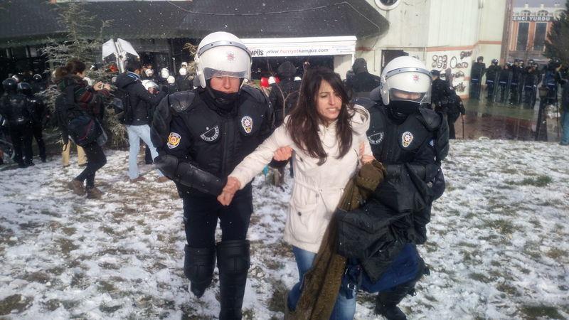 <p>Bu gruba karşıt görüşteki bir grup öğrenci tepki gösterince gerginlik çıktı. Polis ve üniversitenin özel güvenlik görevlileri müdahale ederek, tepki gösteren grubu kampüsten uzaklaştırdı.</p>

<p> </p>
