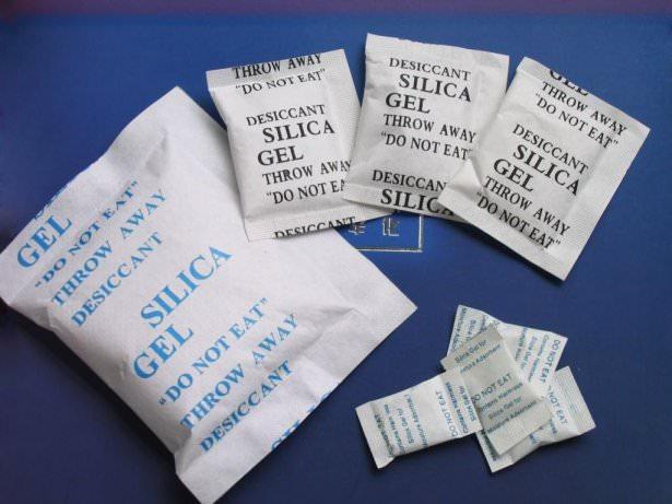 <p>Telefonun su alması için illa tatilde deniz kenarında olmaya gerek yok, çantadaki su şişesinden sızacak sızıntıyla cihazın su alacağı gibi, bulaşık yıkarken ya da televizyon keyfi yaparken içtiğiniz meşrubatın dökülmesiyle de su alabilir. Bu gibi durumlarda, yapılması gerekenleri anlatmadan önce yapılmaması gerekenleri de bilmek gerekiyor. </p>
