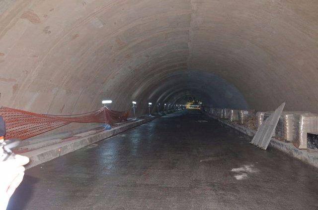 <p>Havalandırma sistemindeki gelişmiş jet fanlar, içeriye sürekli temiz hava sağlayacak. Elektrik enerjisi hem Asya, hem de Avrupa yakasından sağlanacak. Her iki yakada da elektrik kesintisi yaşanırsa, devreye giren güçlü Jeneratör ve kesintisiz güç kaynağı sistemleri, aksama yaşanmamasını sağlayacak.</p>

<p> </p>
