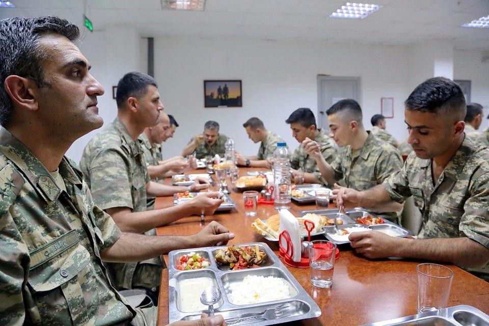 <p>Gece gündüz dağlarda PKK'lı teröristlerle mücadele eden Mehmetçiğin 3 öğün yemeği, her türlü araç ve gerecin bulunduğu 6'ncı Sınır Hudut Tabur Komutanlığı'nda kurulan mutfakta rütbeli askerin gözetiminde 20 asker tarafından hazırlanıyor. Her gün 4 çeşit yemeğin yapıldığı mutfağın hijyenik olmasına ise büyük önem veriliyor.</p>
