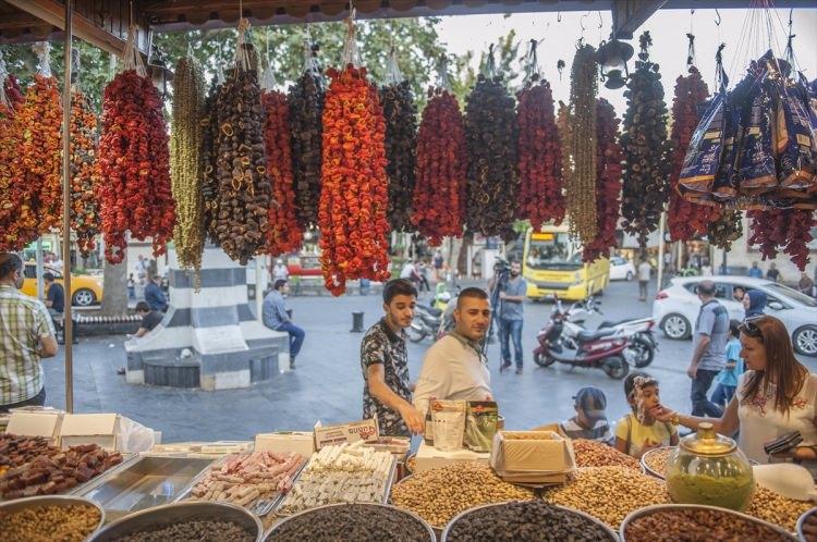 <p>UNESCO'nun gastronomi dalında "Yaratıcı Şehirler Ağı"na dahil olan Gaziantep'te binbir emekle yapılan rengarenk kurutmalıklar tezgahlardaki yerini aldı.</p>
