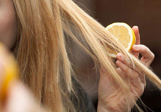 <p><strong>7. Limon suyu</strong></p>
<p>Doğal saç açma yöntemlerinin başında limon suyu gelir. Saç rengini açmak isteyenler için limonu saça sürerek güneşte bekletmek etkili bir yöntem olacaktır.</p>