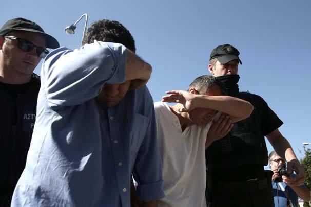 <p>FETÖ'nün darbe girişiminin ardından Sikorsky tipi askeri helikopterle  Yunanistan'ın Dedeağaç Havalimanı'na iniş yapan 8 askerin rütbeleri sökülmüş,  darbe girişimine katılan askerler Yunanistan'dan siyasi sığınma talebinde  bulunmuştu.</p>

