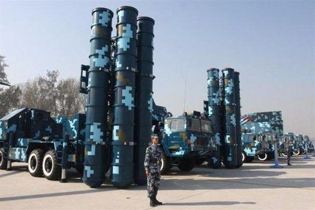 <p>Yeni sistemin NATO’ya entegre olması öngörülüyor. Rusya, teknolojisini Türkiye’ye transfer ederse, kaynak kodlarını dolaylı olarak NATO ile paylaşmış olacağı için buna yanaşmıyor. Eğer karar verilirse Rusya’dan teknoloji transfer edilecek ve milli füze savunma sistemi ASELSAN ana yükleniciliğinde yapılacak.</p>
