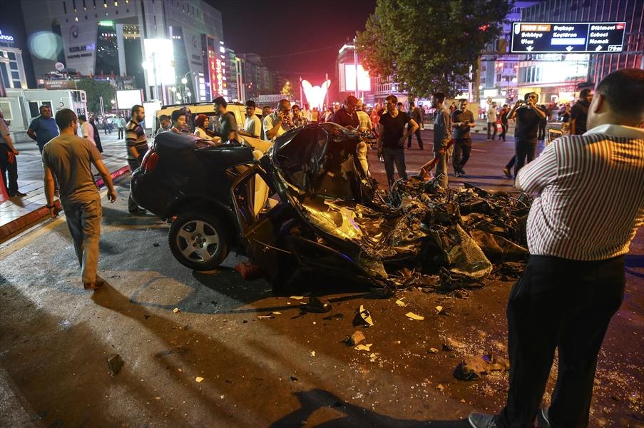 <p>Darbeci askerler tarafından kışladan çıkarılarak Kızılay Meydanı'na getirilen tank ve zırhlı personel taşıyıcılar, vatandaşlar tarafından engellenmeye çalışıldı.</p>