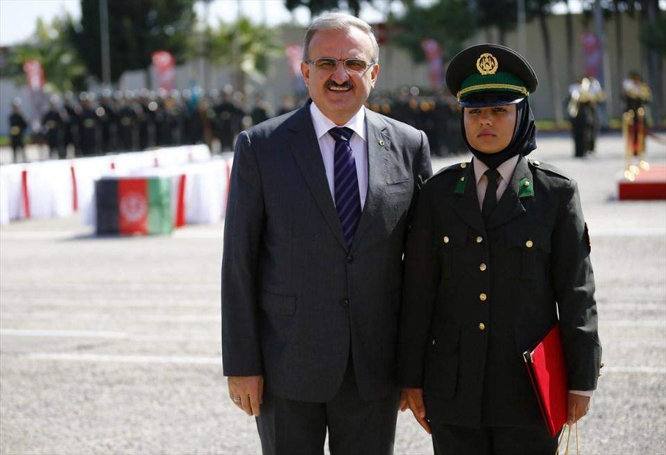 <p>Afganistan Genelkurmay Plan ve Prensipler Başkanı Korgeneral Naderi Eqbal Ali ise terörizme karşı mücadelede şehit düşen iki ülke silahlı kuvvetleri mensupları ile özelikle 15 Temmuz'da FETÖ'nün darbe girişiminde şehit düşenlere rahmet diledi.  </p>

<p> </p>
