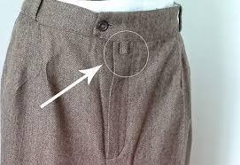 <p>Bu küçük parça aslında pantolonunuzun düzgün durmasını sağlıyor. Nasıl mı? Kemer dilinin takılarak Pantolonun kemerin altından kayarak kötü bir görüntü oluşturmasını engelliyor.</p>
