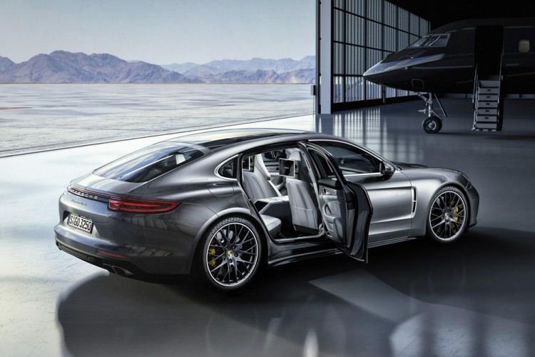 <p><span style="color:#D3D3D3">Her iki modelde arka akstan yönlendirme ve yumuşak kapı kapatma özellikleri standart olarak gelirken, Panamera Turbo Executive, dört bölgeli klima kontrolü, Porsche Dinamik Far Sistemi ve ortam aydınlatmasını kapsayan LED ana far gibi standart özelliklerle geliyor.</span></p>
