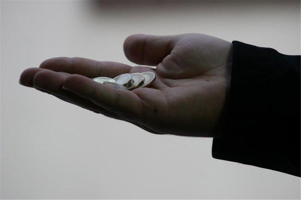 <p>Ertesi gün bir arkadaşımı aradım. Bu arkadaşım zeytin gibi gözleri ile Romen uyruklu komik bir adamdı. Eğitiminin sadece üç buçuk yılını tamamlamayı başarmıştı. Eğitimini tamamlayamaması, onun pahalı ve yabancı arabalarla şehrin sokaklarında gezinmesini engellemiyordu. Arkadaşımdan bu işin bariz bir şekilde organize edilmiş olduğunu öğrenmeyi başardım. Kullanılan çocukların alkolik ailelerden "kira"landığını veya en basit deyişiyle kaçırıldığını öğrendim.</p>
<p> </p>