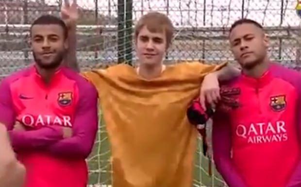 <p>Neymar ve Rafinha ile şut atma yarışı yapan Bieber, oyuncularla fotoğraf çektirmeyi de ihmal etmedi.</p>