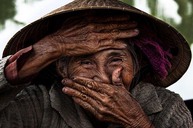 <p>Fransız fotoğrafçı Réhahn'ın Vietnam'a doğa ve insan fotoğrafları çekmeye gidiyor fakat bu çekimler esnasında bir şey dikkatini çekiyor. Vietnamlı insanların kendilerine baktığında ve bir konuşma esnasında gülerken gülüşlerini gizlediğini fark ediyor. Bu olayın üzerine ise 'Gizli Gülüşler' isimli bir albüm oluşturdu. Ortaya ise bu harika fotoğraflar çıktı. İşte Vietnam'lı insanlar ve onların 'Gizli gülüşleri'</p>
