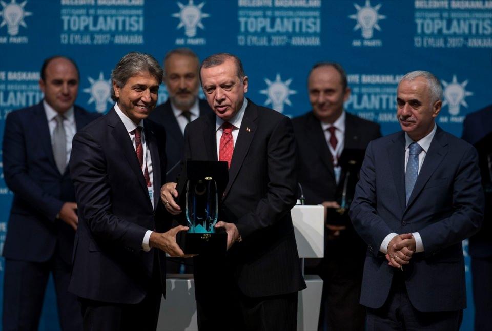 <p>İstanbul'un Fatih Belediye Başkanı Mustafa Demir ödül aldı.</p>