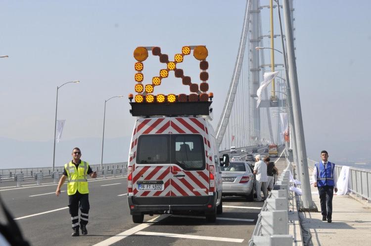 <p><strong>FOTOĞRAF ÇEKTİRME TIKANIKLIĞI</strong></p>
<p>Osmangazi Köprüsü'nde yoğunluk bugün de devam etti. Ulaşımın bedava olması nedeniyle sürücüler Osmangazi Köprüsü'nü kullandı. Köprüde bugün de fotoğraf çektirmek isteyenler sağ şeritlerde durdu. Görevliler araçlarla yolda ilerleyerek sürücüleri uyardı. Tüm uyarılara rağmen vatandaşlar köprüde durarak fotoğraf çektirdiler. Vatandaşlar köprünün çok güzel olduğunu belirterek, "Osmangazi Köprüsü çok güzel oldu. Köprüden geçerken gururlandık" dediler.</p>